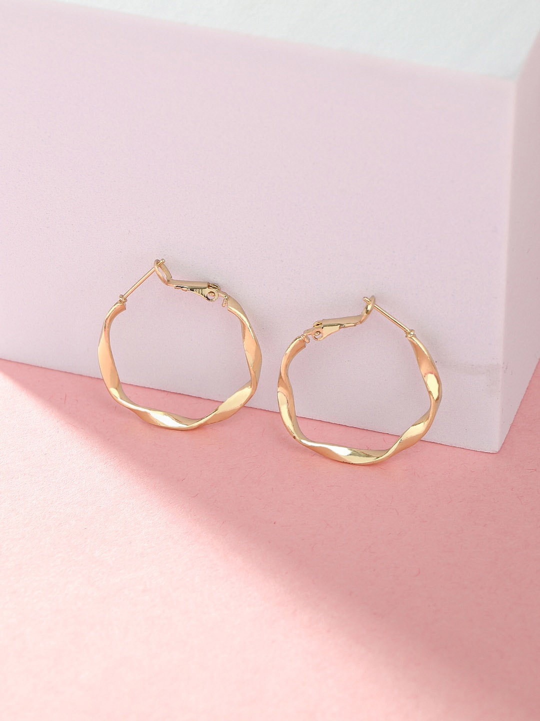 

DressBerry Gold-Plated Classic Hoop Earrings