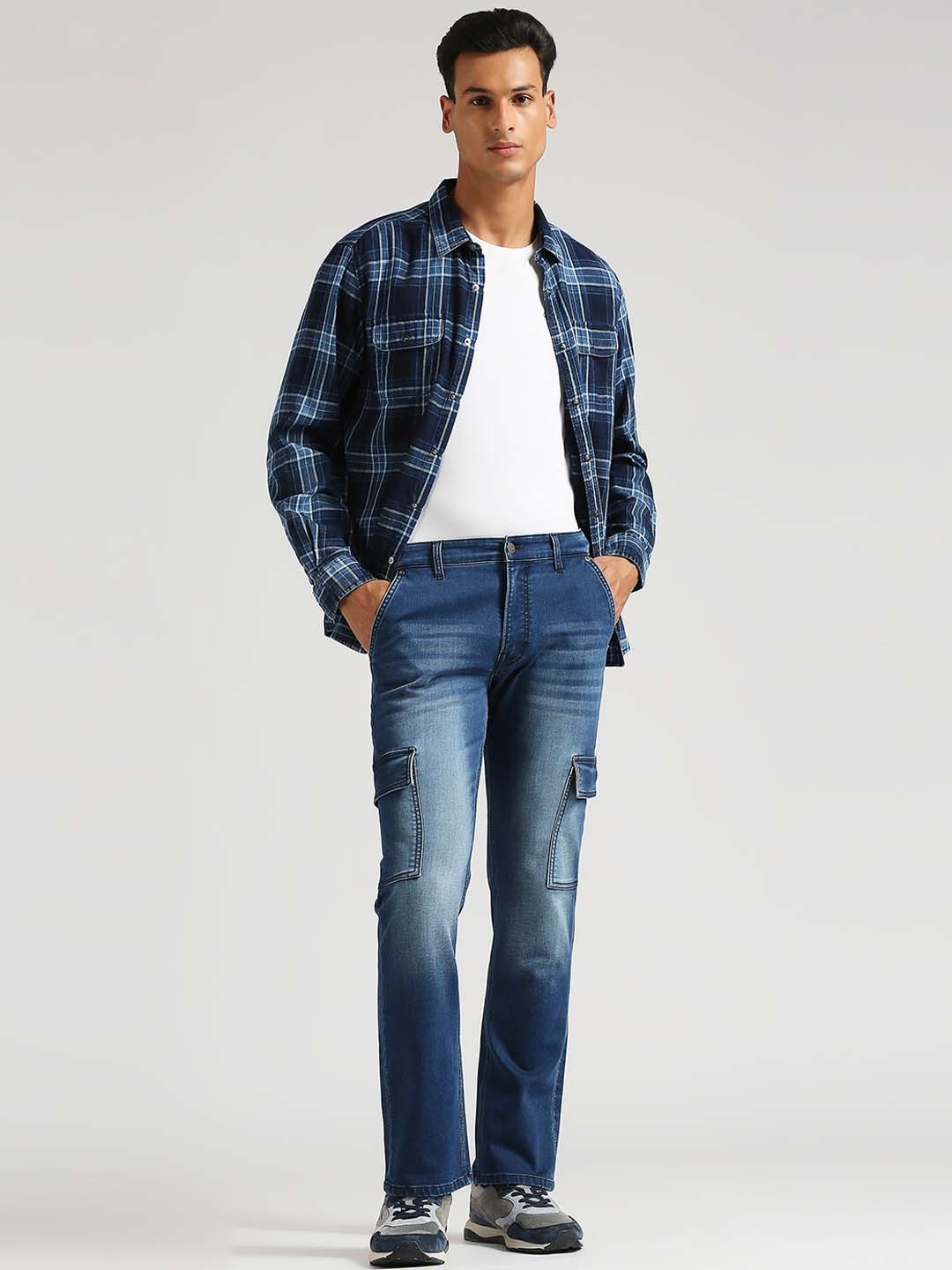 

Pepe Jeans Men Straight Fit Cotton Cargos Trousers, Blue