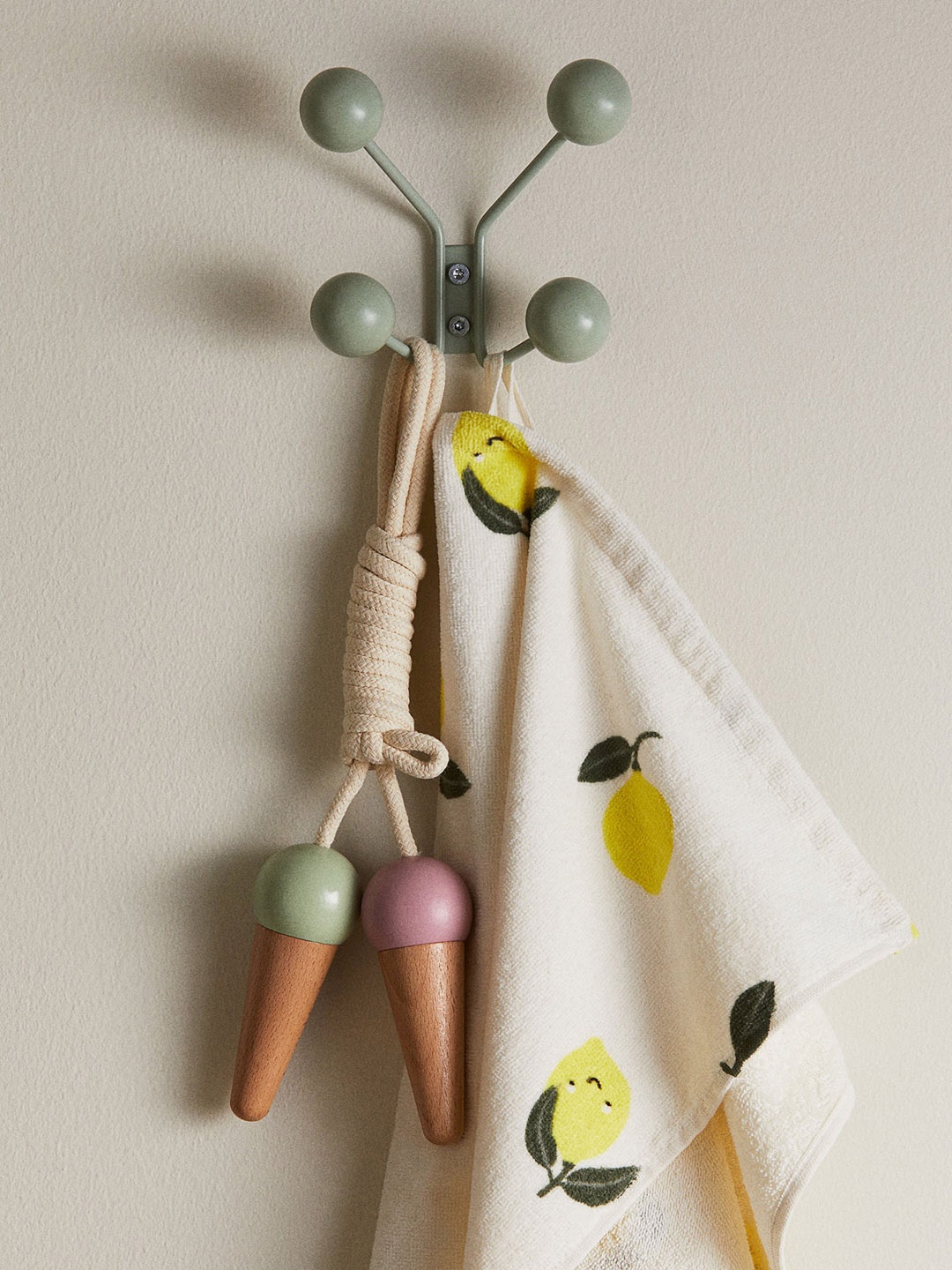 

H&M Green Hanging Rack In Metal And Wood