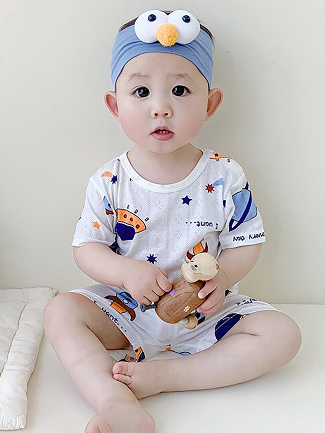 

StyleCast x Revolte Boys White Graphic Printed T-Shirt & Shorts