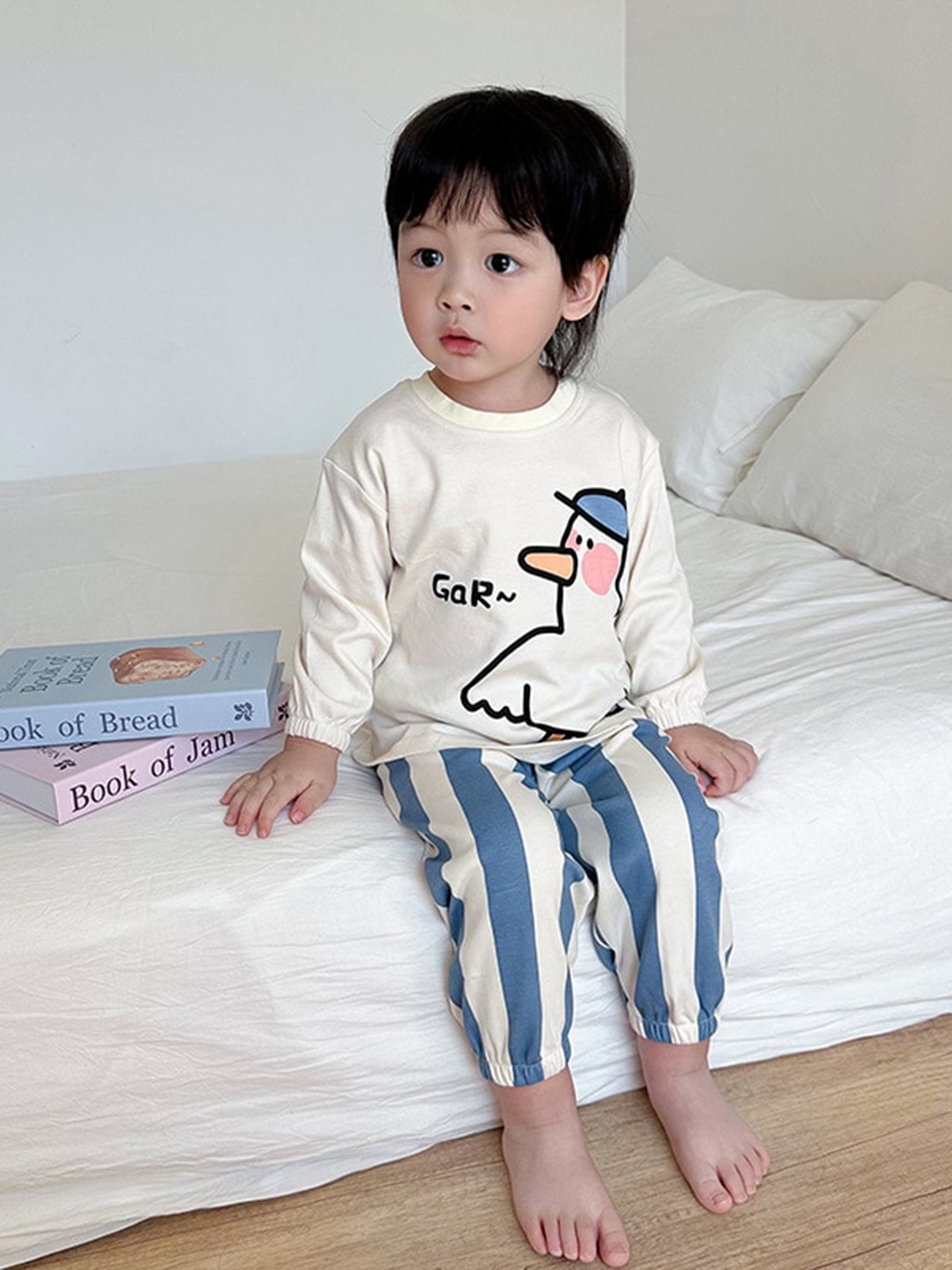 

StyleCast x Revolte Boys White Graphic Printed Pure Cotton T-Shirt & Shorts, Blue