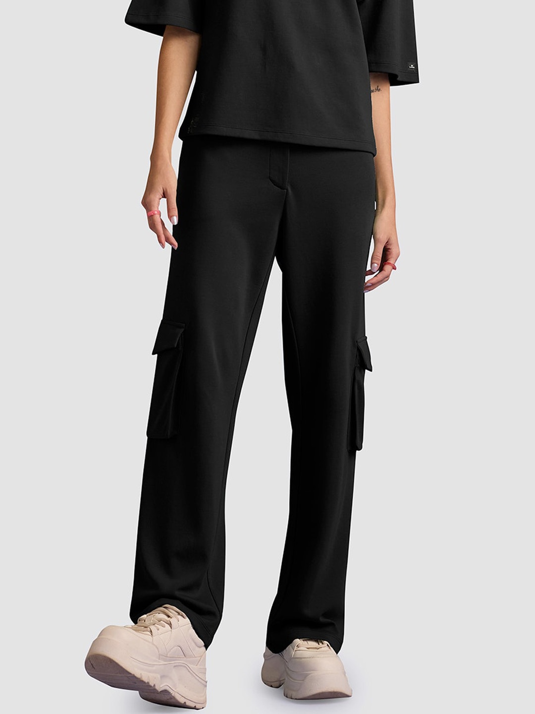 

Muvazo Women Mid-Rise Cargo Track Pants, Black