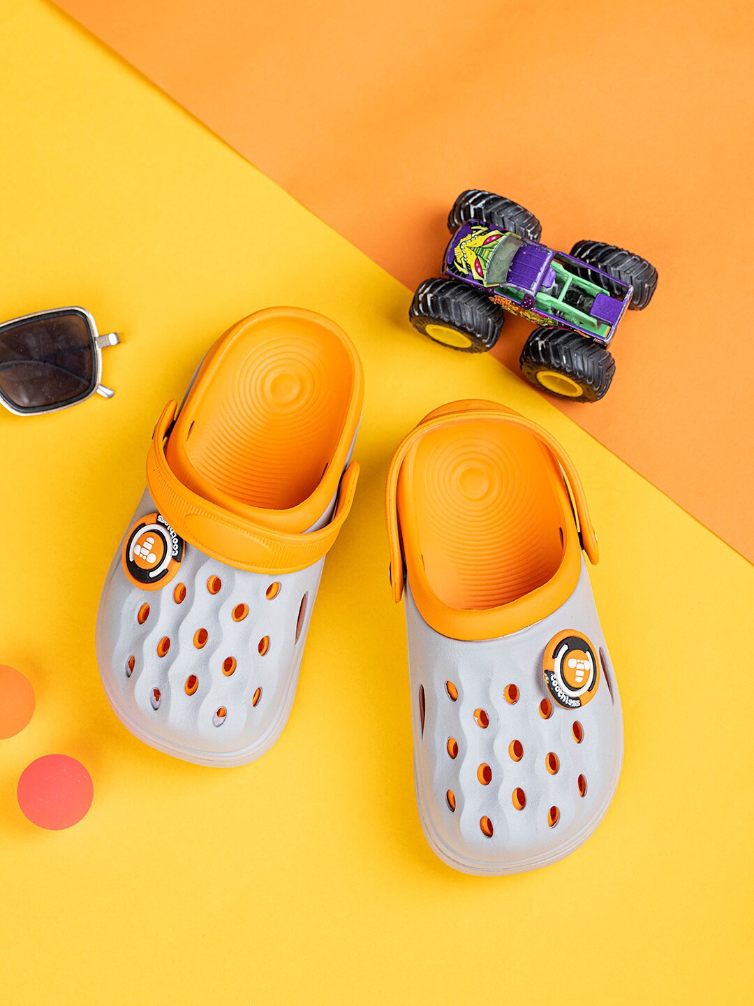 

toothless Boys Colourblocked Clogs, Grey
