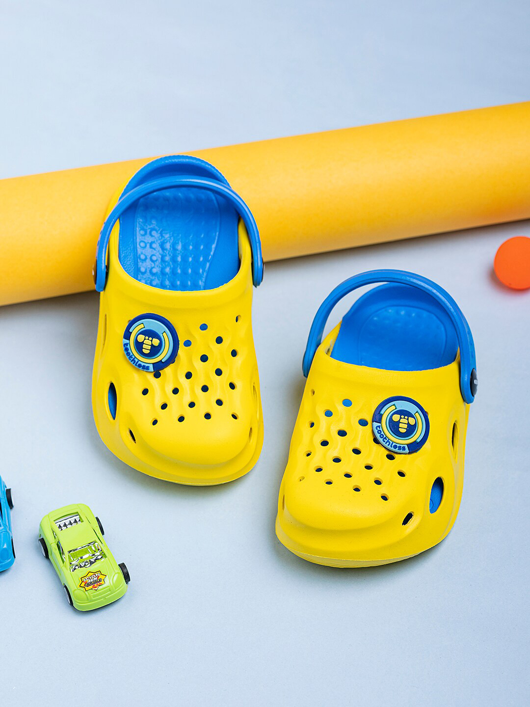 

toothless Boys Colourblocked Clogs, Yellow