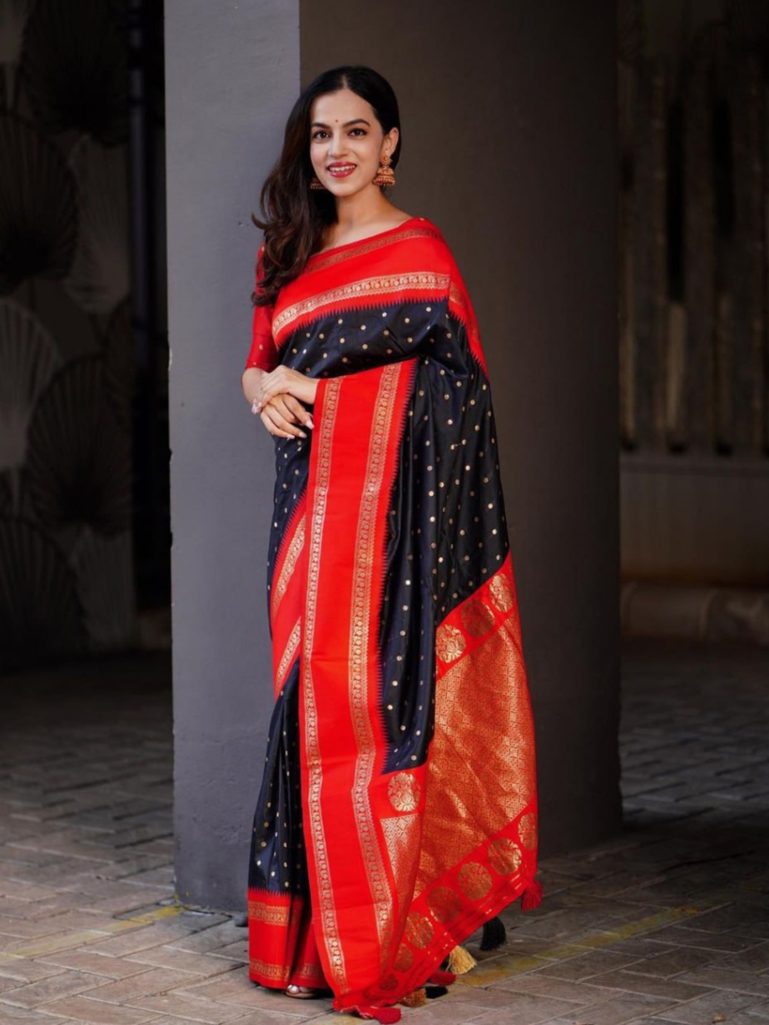 

PAVANPUTRA FAB Ethnic Motifs Woven Design Zari Banarasi Saree, Black