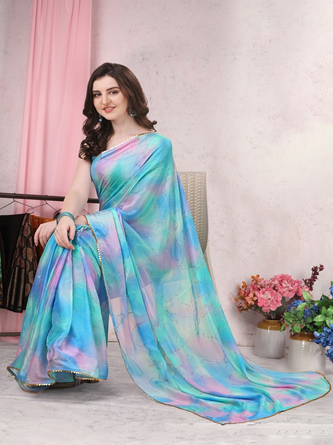 

Sadika Abstract Foil Printed Poly Chiffon Block Print Saree, Turquoise blue