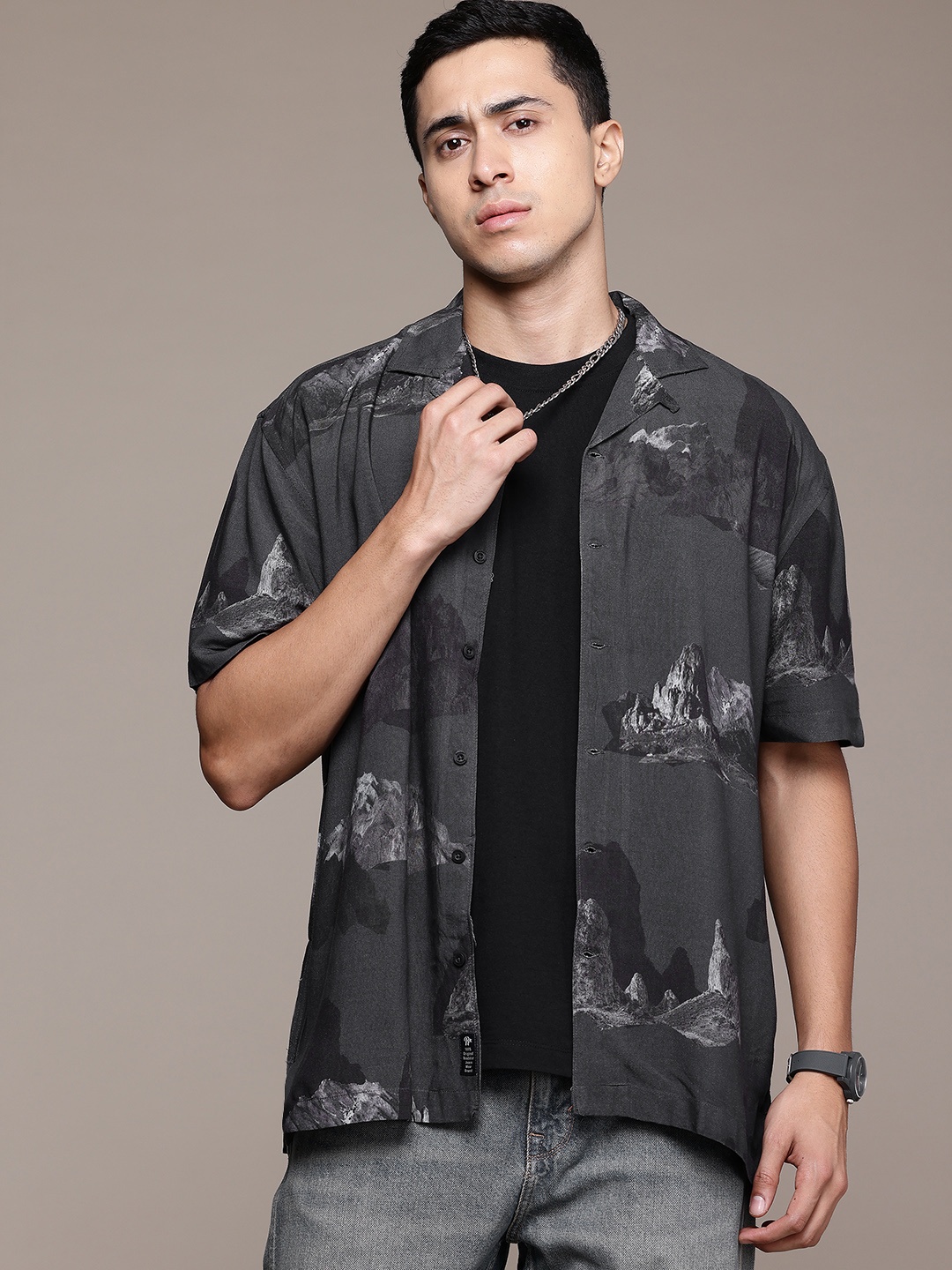 

The Roadster Lifestyle Co. Men Printed Relaxed Casual Shirt, Black