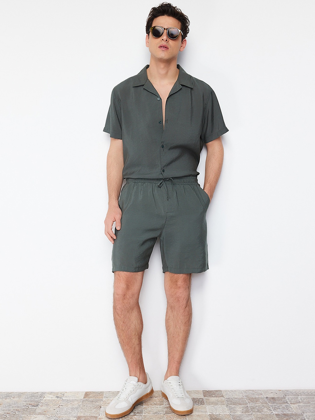 

Trendyol Men Mid-Rise Regular Shorts, Olive