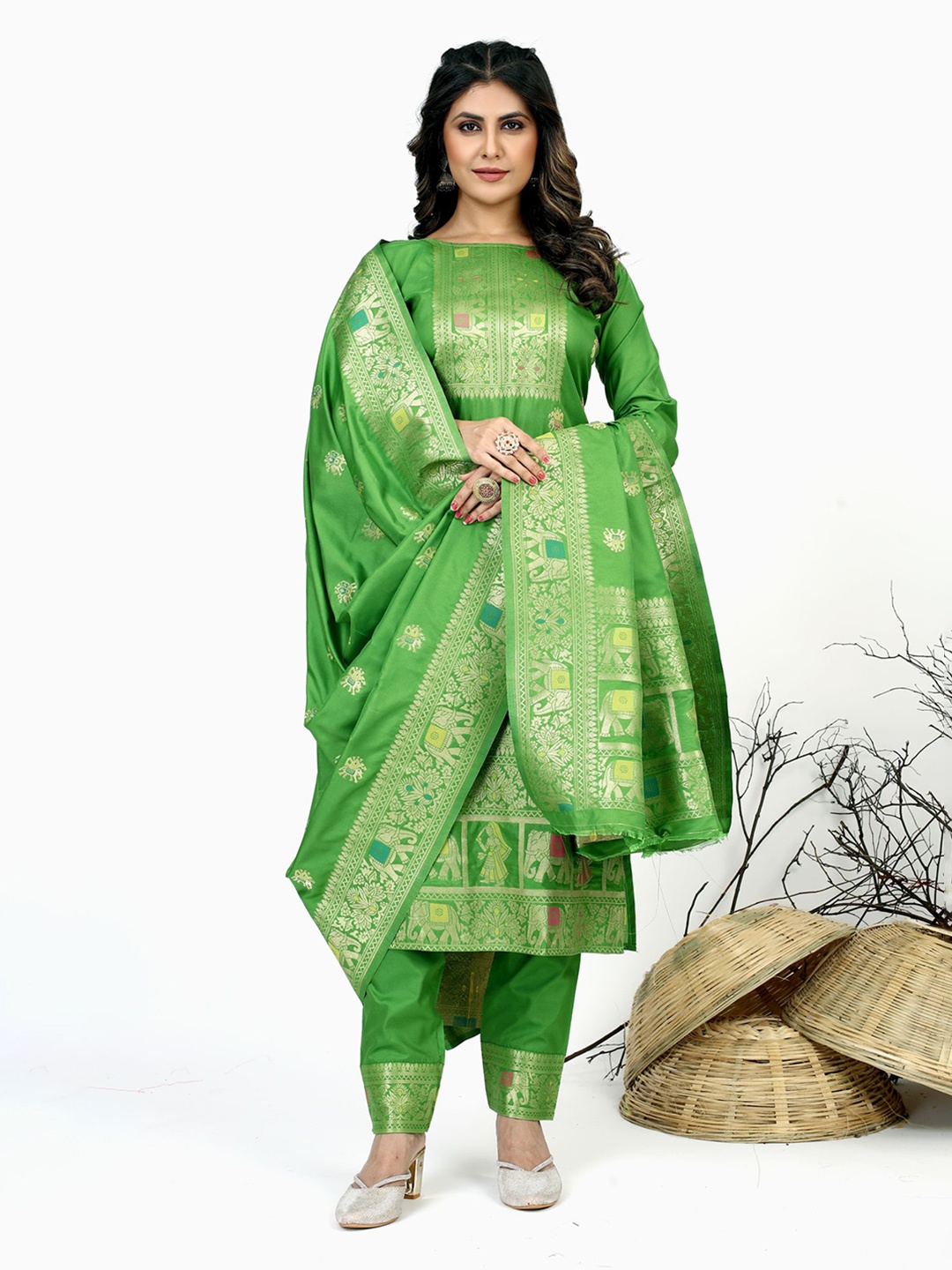 

Royal Rajgharana Saree Pure Silk Unstitched Dress Material, Green