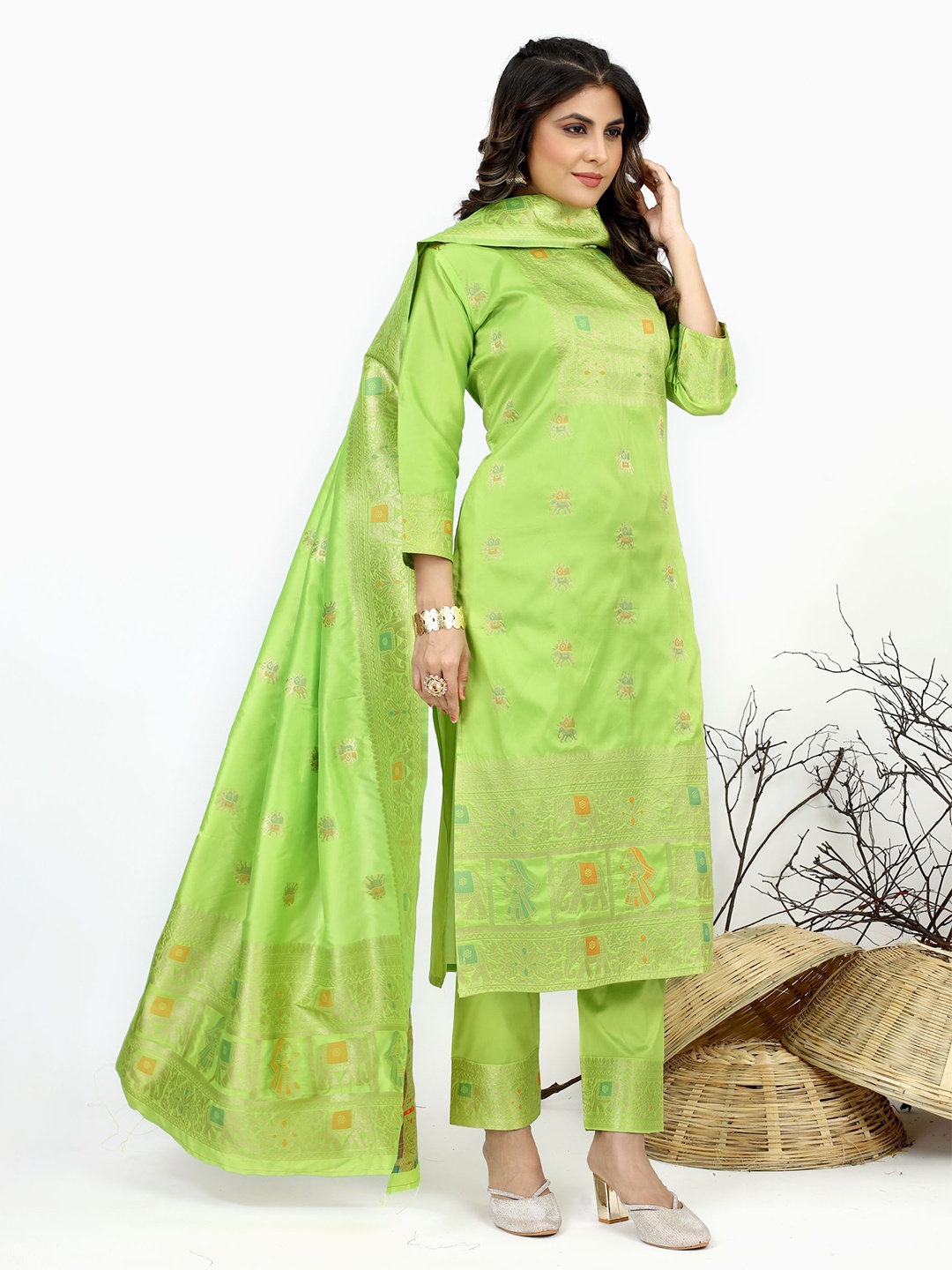 

Royal Rajgharana Saree Pure Silk Unstitched Dress Material, Lime green
