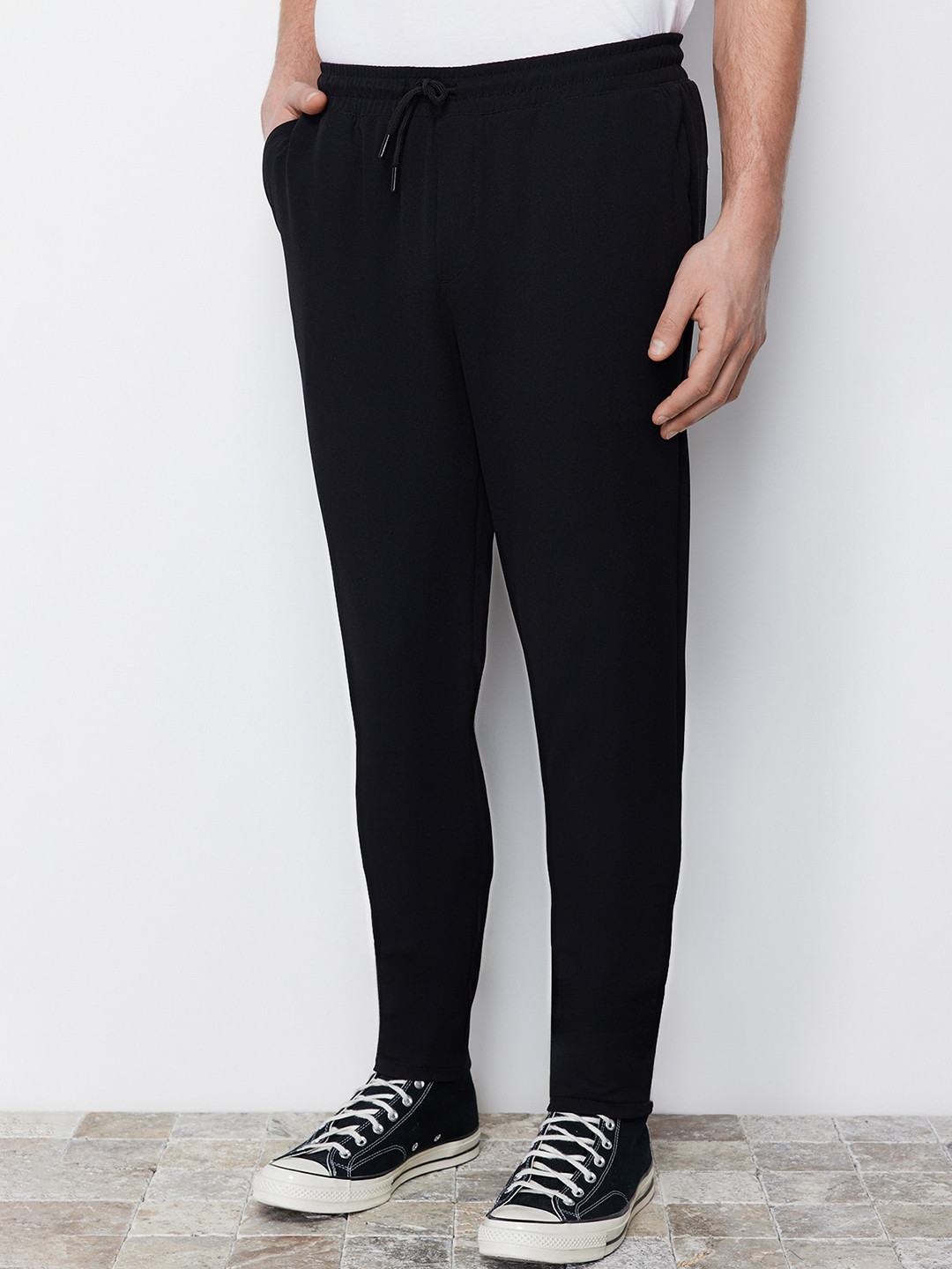 

Trendyol Siyah Men Mid-Rise Regular Trousers, Black