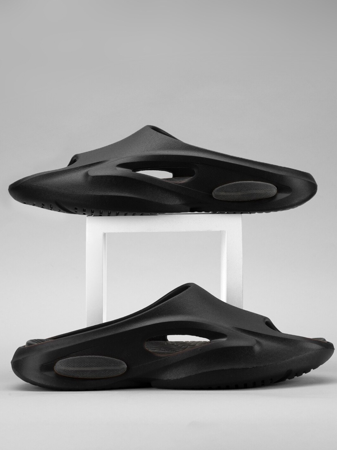 

Atom Men Rubber Sliders, Black