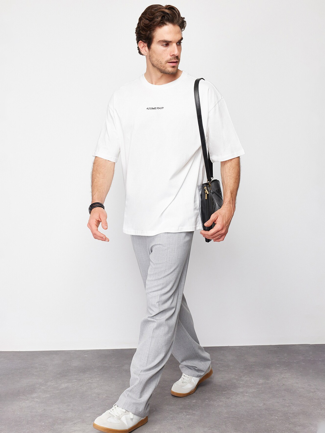 

Trendyol Round Neck Drop Shoulder Sleeves Cotton Regular Fit T-shirt, White
