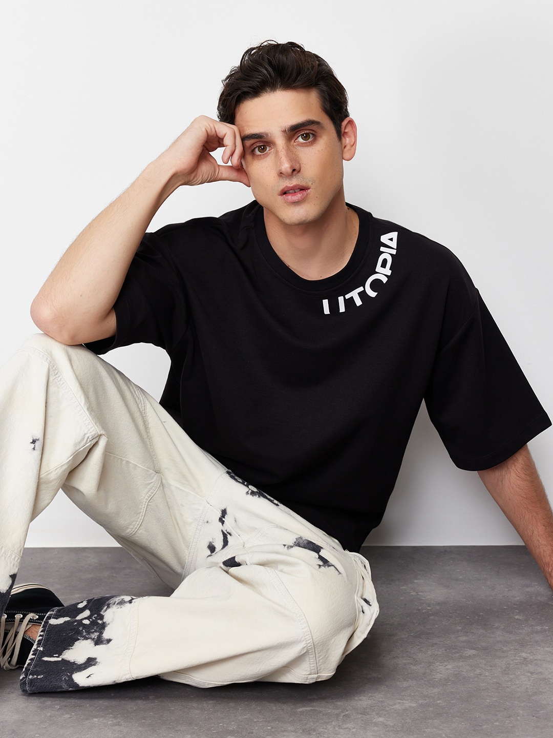 

Trendyol Round Neck Short Sleeves Regular Fit T-shirt, Black