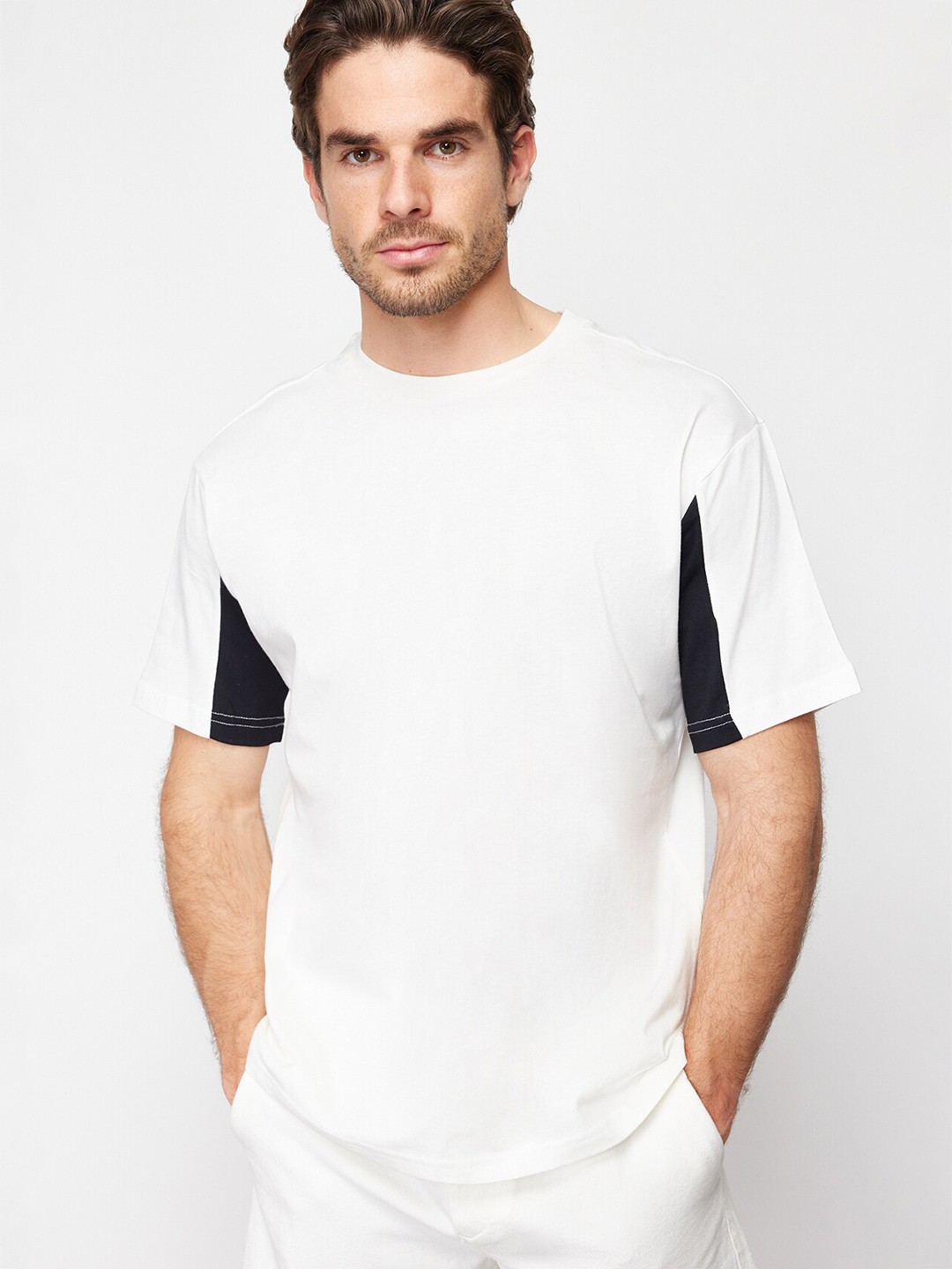 

Trendyol Round Neck Short Sleeves Cotton T-shirt, White