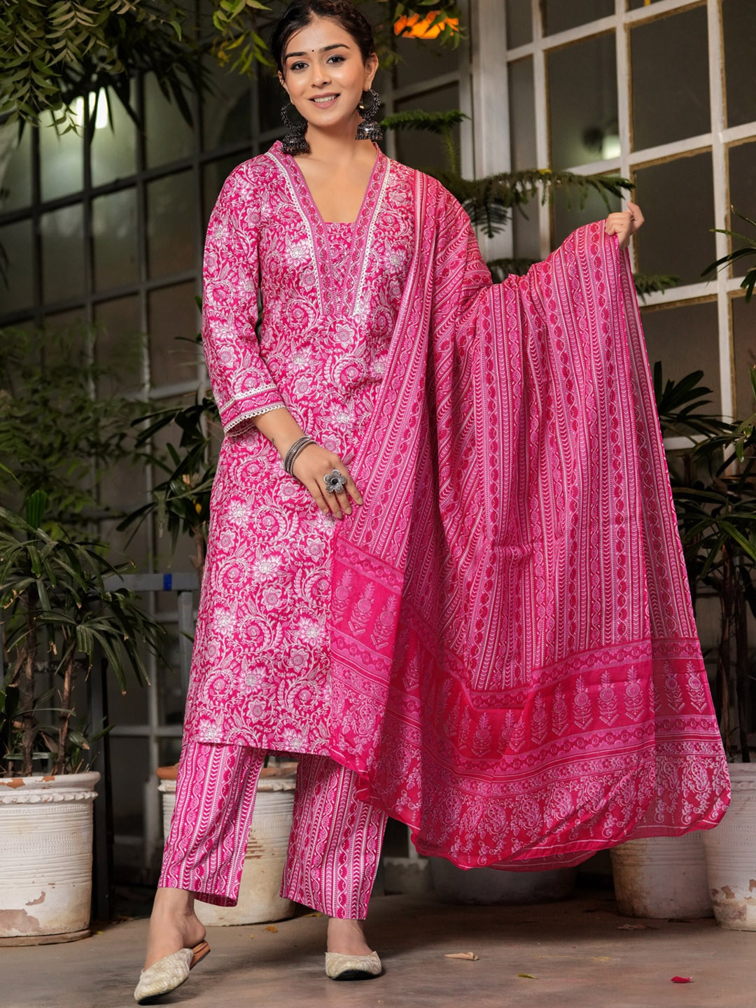 

DORIYA Floral Printed V-Neck Three-Quarter Sleeves Straight Kurta with Trousers & Dupatta, Pink