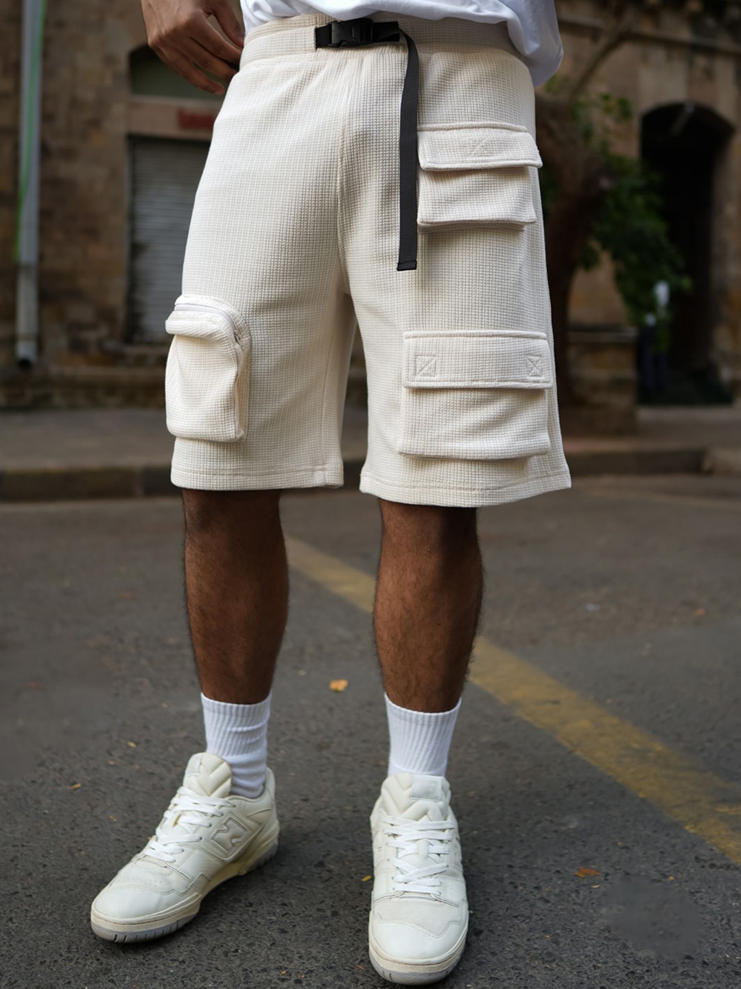 

Powerlook Men Cream Coloured Mid-Rise Loose Fit Cargo Shorts