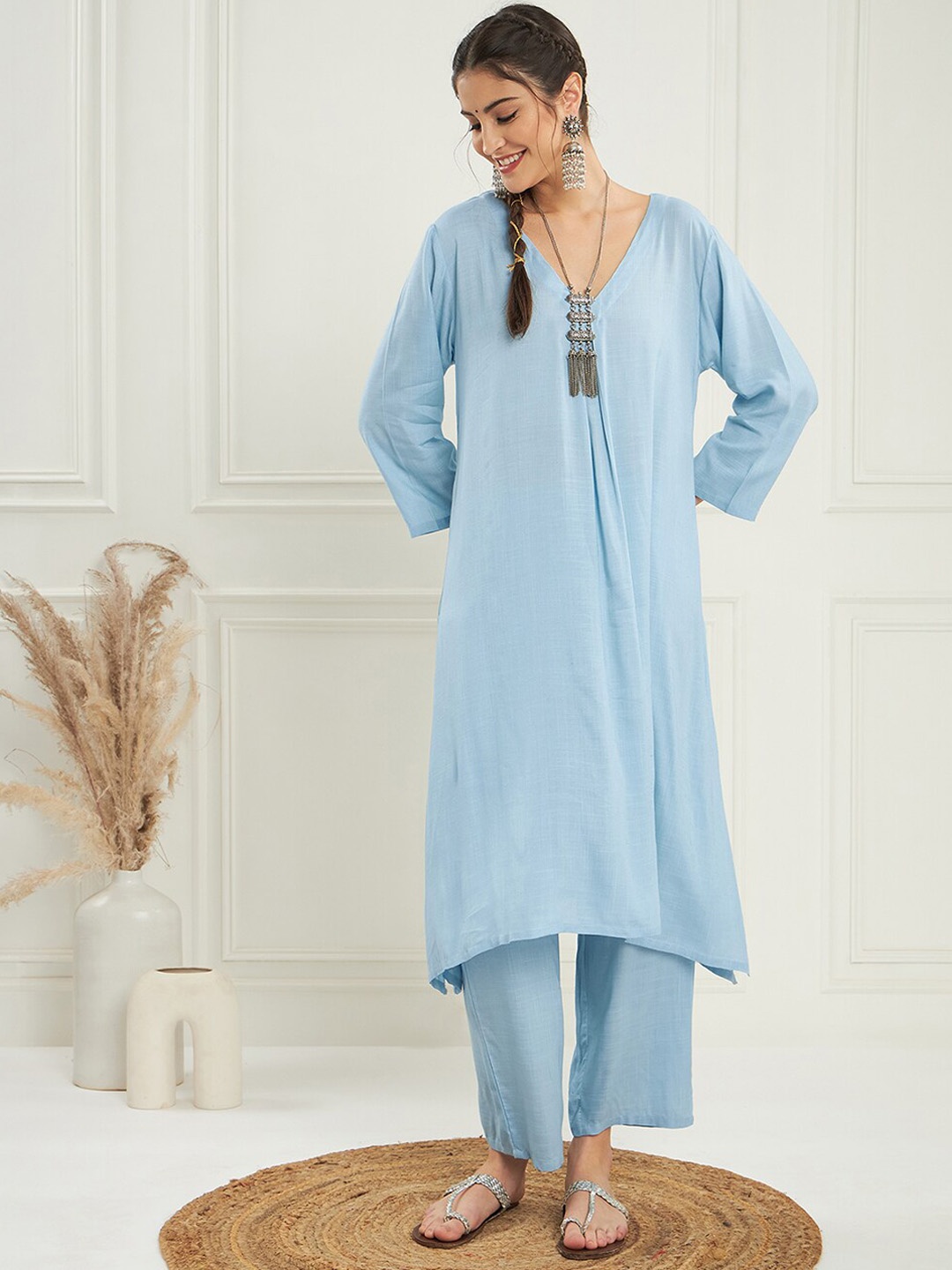 

InWeave V-Neck Regular A-Line Kurta with Trousers, Turquoise blue