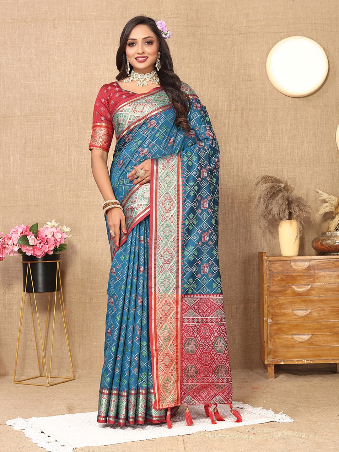 

MARGI DESIGNERS Ethnic Motifs Woven Design Zari Patola Saree, Teal