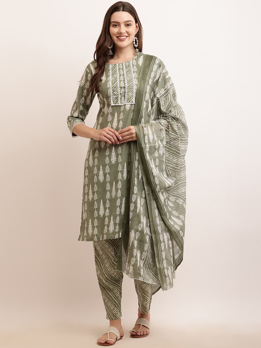 

KETAKI FASHION Ethnic Motifs Printed Gotta Patti Pure Cotton Straight Kurta Set, Green