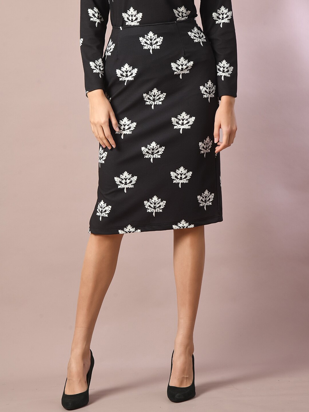 

DressBerry Printed Straight Knee Length Skirts, Black