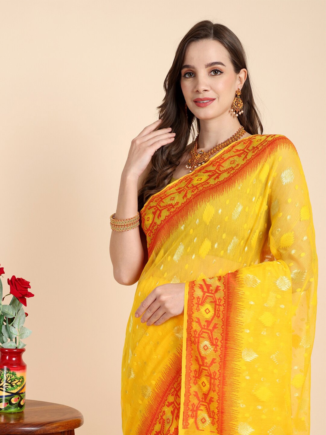 

Bong ButiQ Geometric Woven Design Jamdani Saree, Yellow