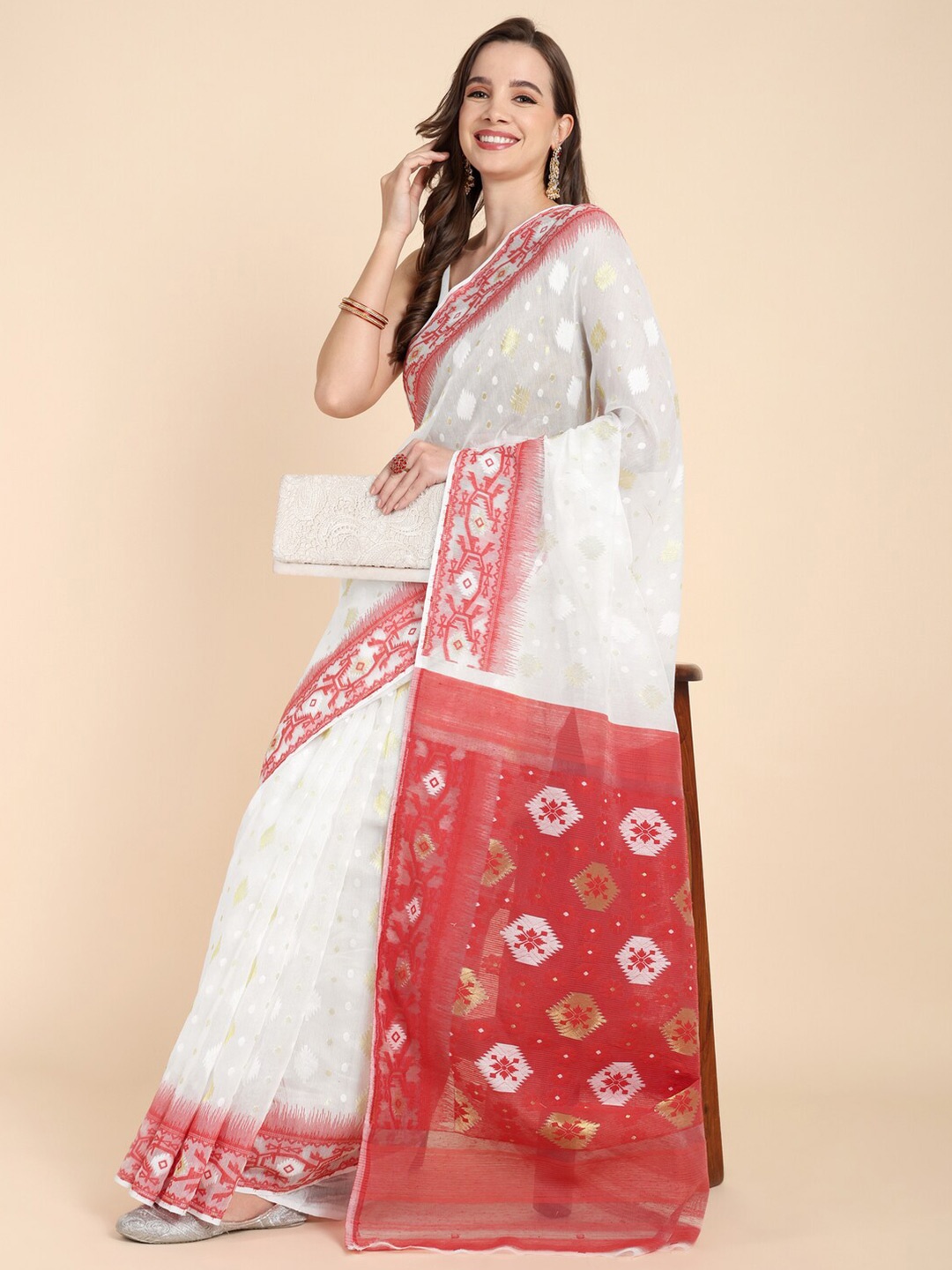 

Bong ButiQ Geometric Woven Design Jamdani Saree, White