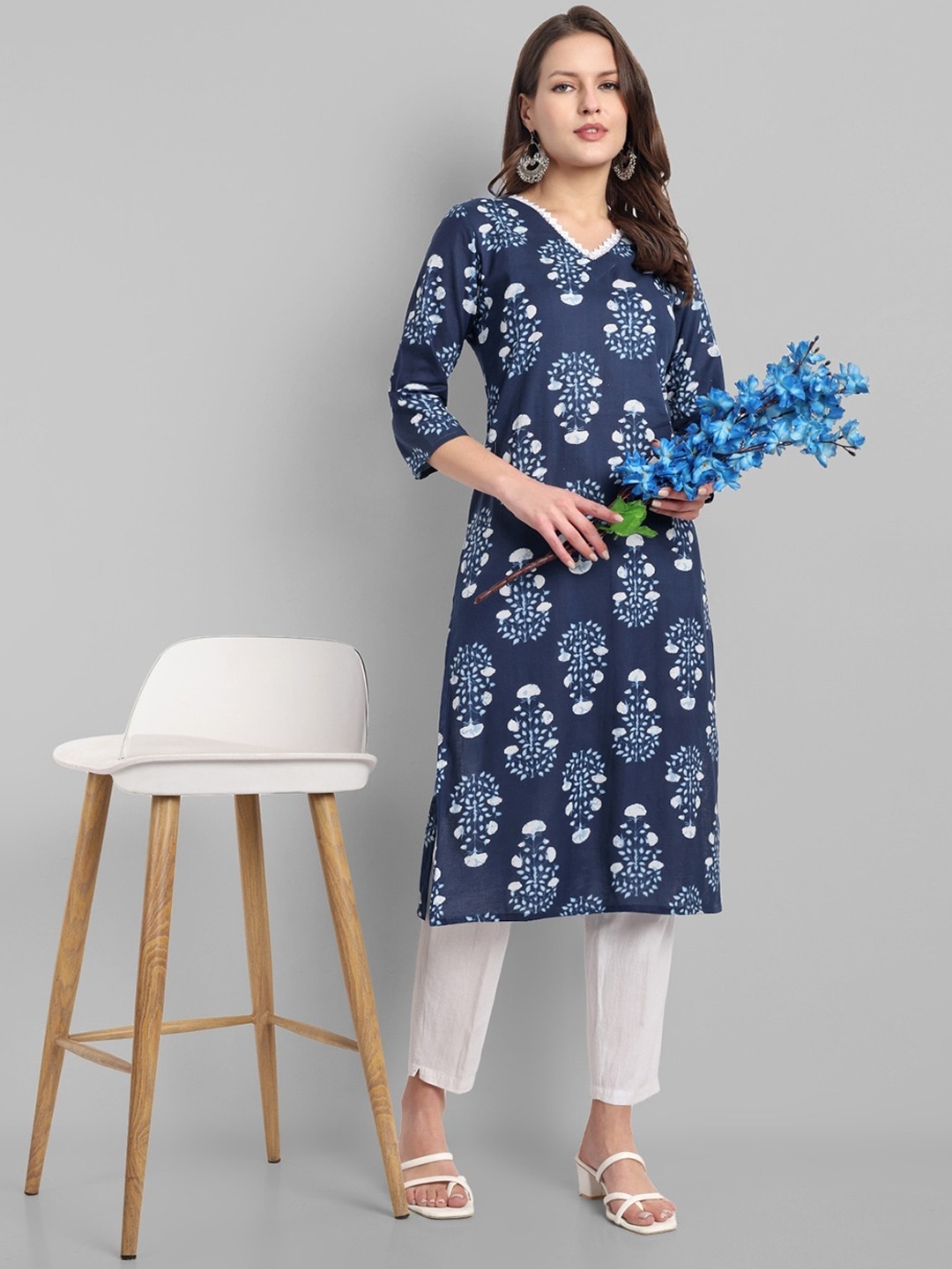 

LYCHNIS Floral Printed Straight Kurta, Navy blue