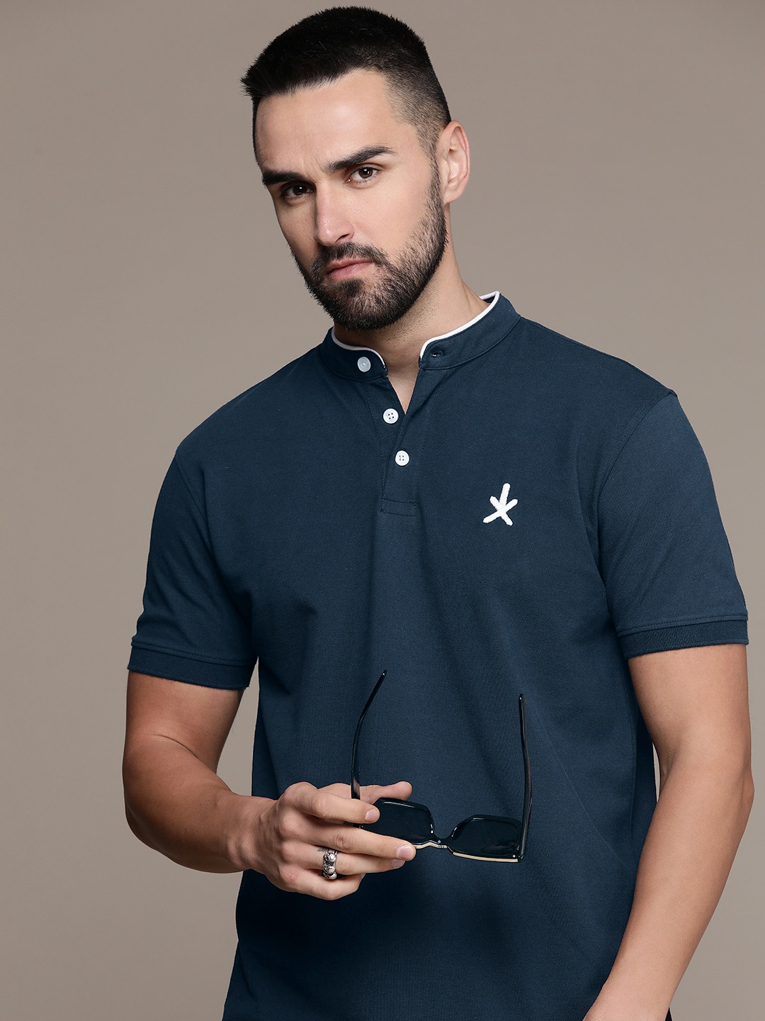 

Roadster Men Solid Mandarin Collar T-shirt, Navy blue