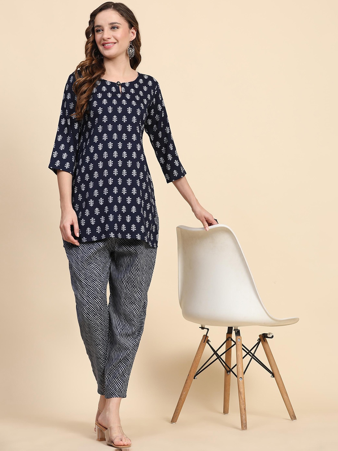 

Trendmalls Ethnic Motifs Printed Keyhole Neck Straight Kurta With Trousers, Navy blue