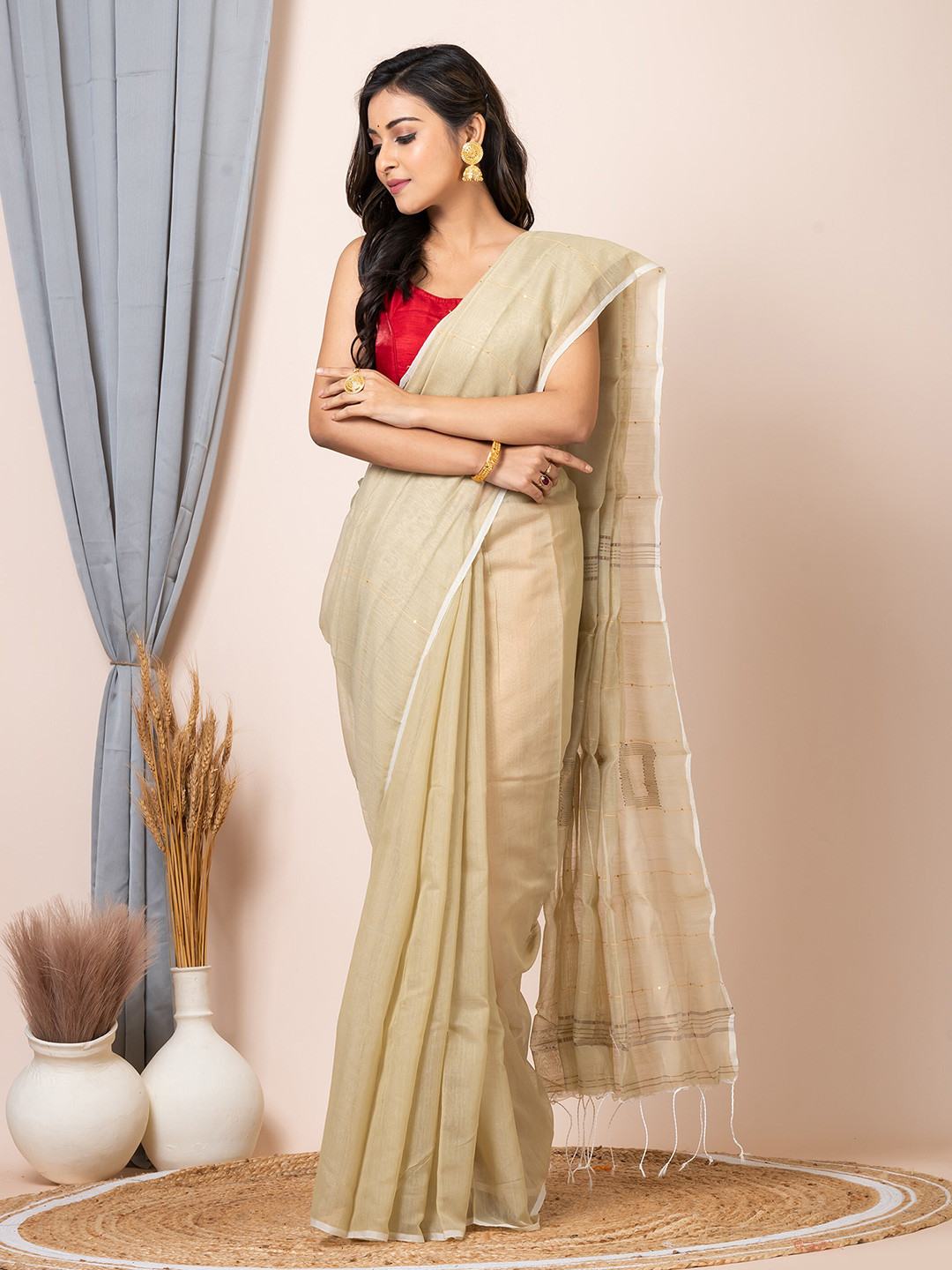 

HOUSE OF ARLI Striped Sequinned Saree with Tassels, Cream