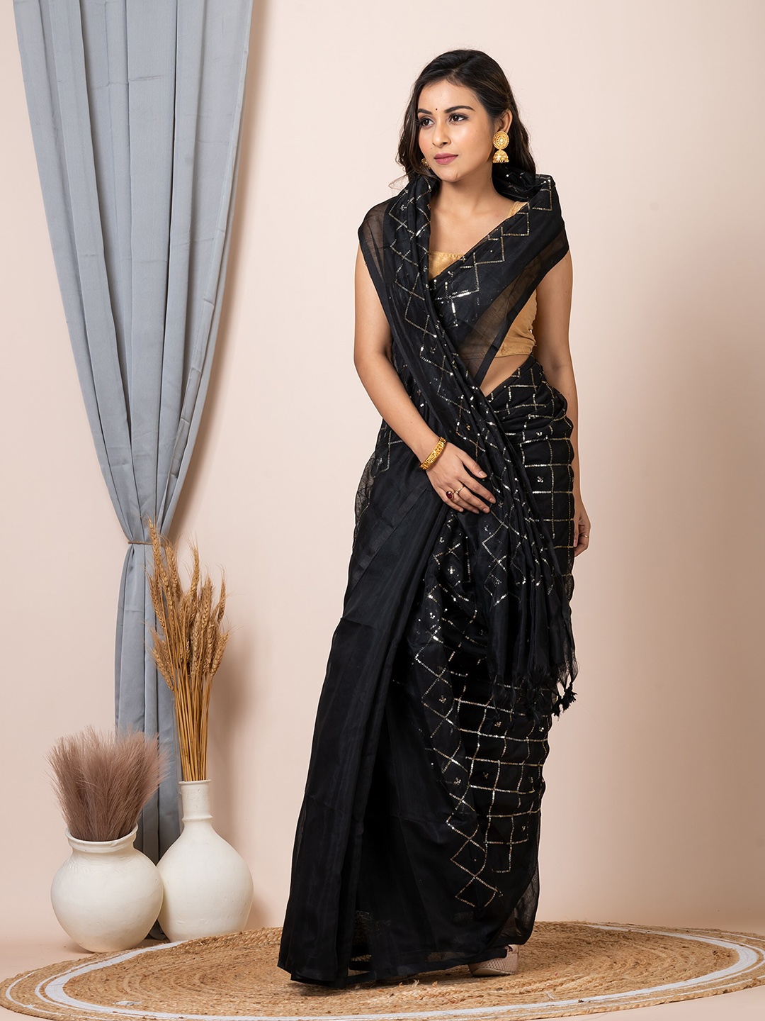 

HOUSE OF ARLI Sequinned Embellished Saree, Black