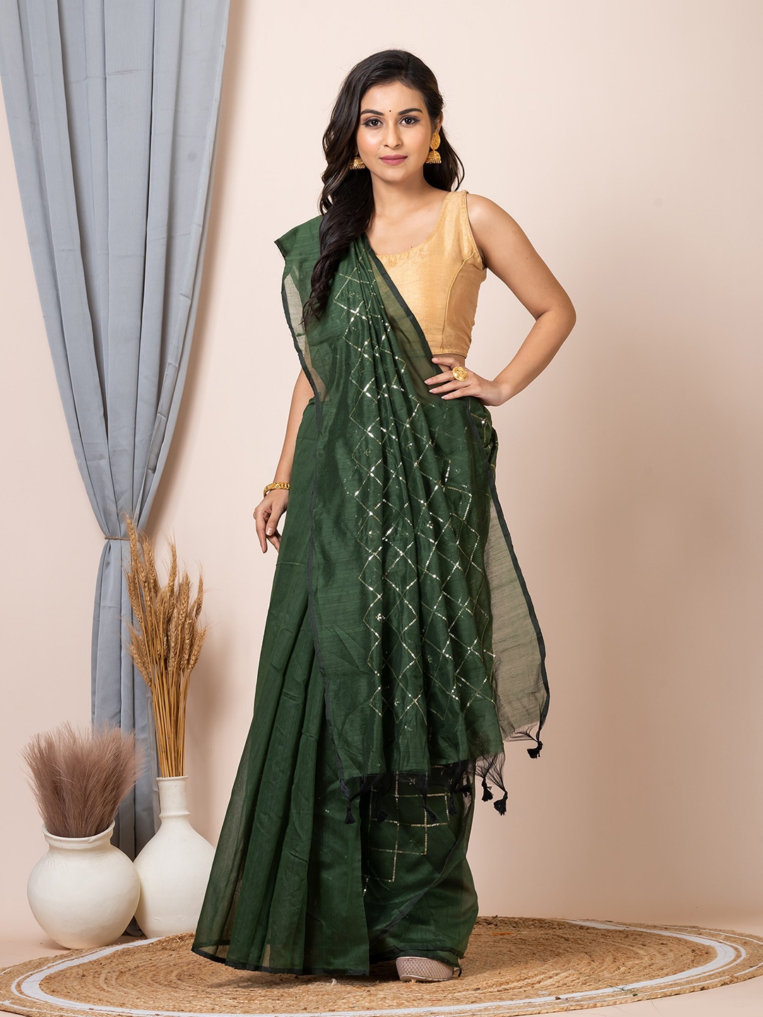 

HOUSE OF ARLI Embellished Sequinned Saree with Tassels, Green