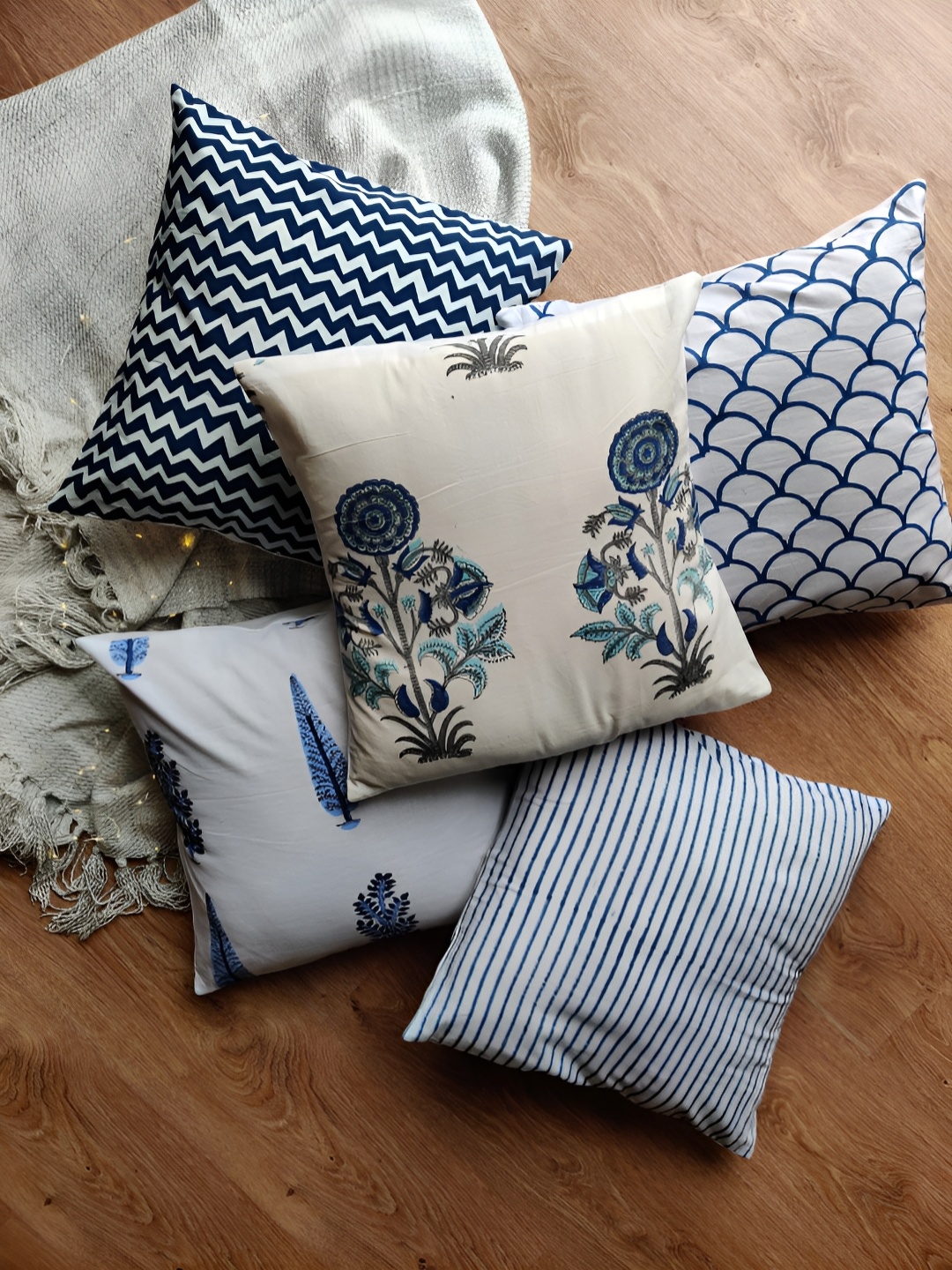 

NURTURE INDIA Blue & White 5 Pieces Floral Cotton Square Cushion Covers