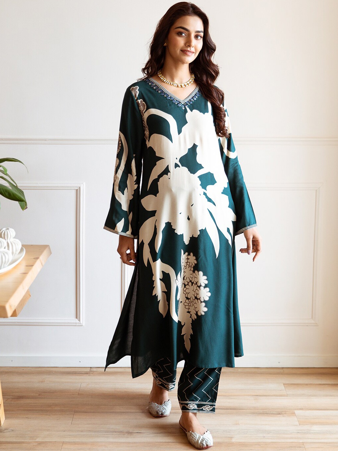 

Ishin Floral Placement Printed Rayon Kurta with Embellished Detail paired with Pant, Green