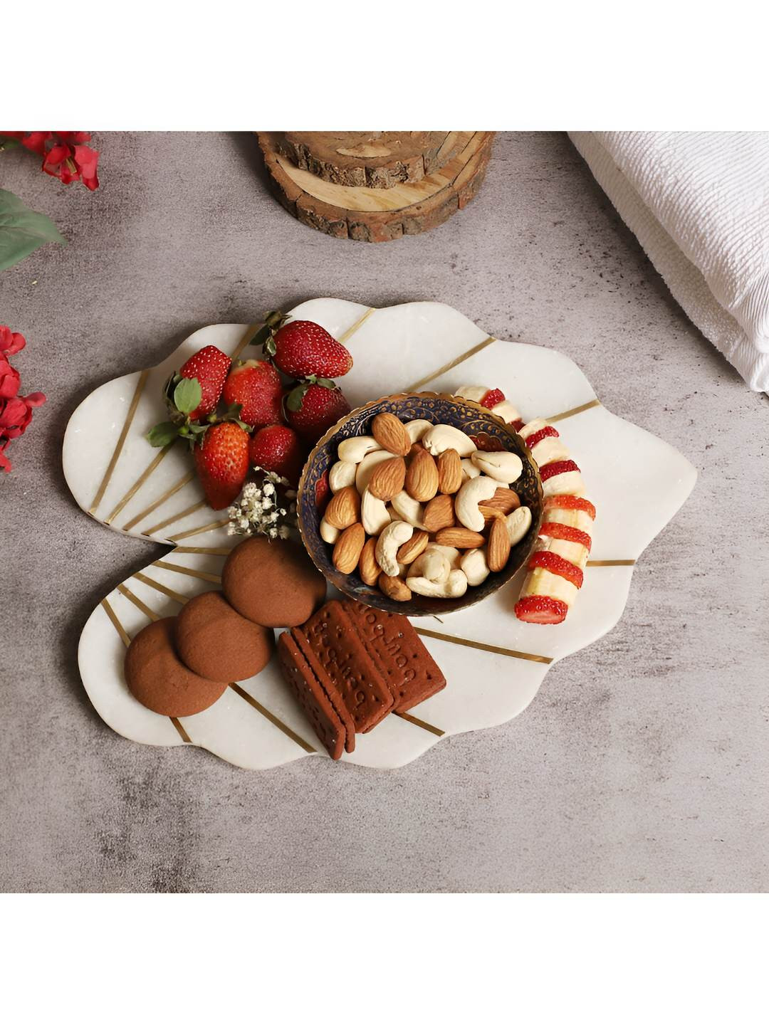 

Marbleous White & Beige Marble Leaf Food Platter