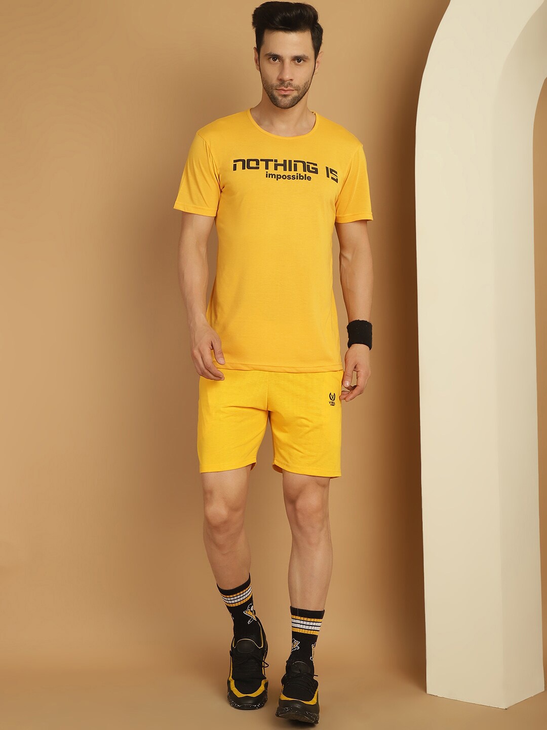 

MACK JONNEY Printed T-Shirt With Shorts, Yellow