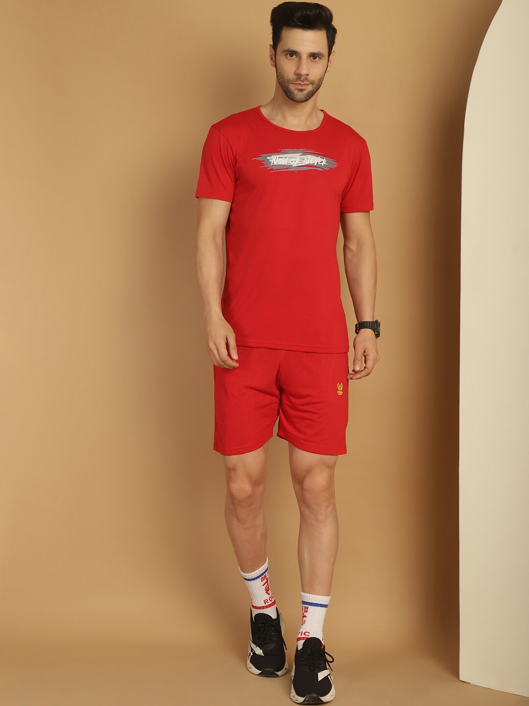 

VIMAL JONNEY Typography Printed Round Neck T-Shirt With Shorts, Red