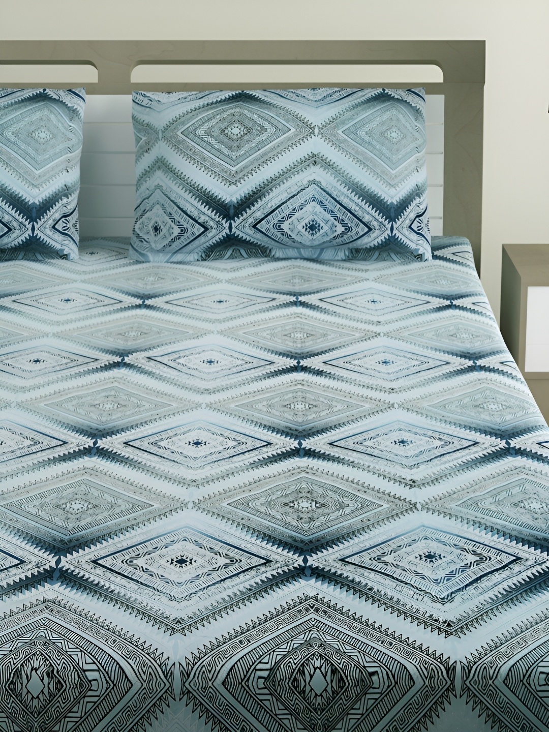 

Aura Blue & White Geometric Cotton 200 TC Queen Bedsheet With 2 Pillow Covers