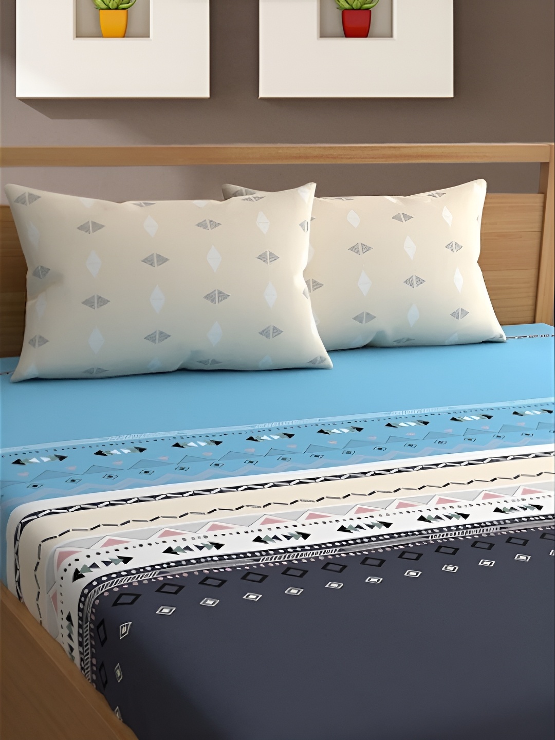 

UrbanArts White & Blue Geometric Printed Cotton 400 TC King Bedsheet With 2 Pillow Covers