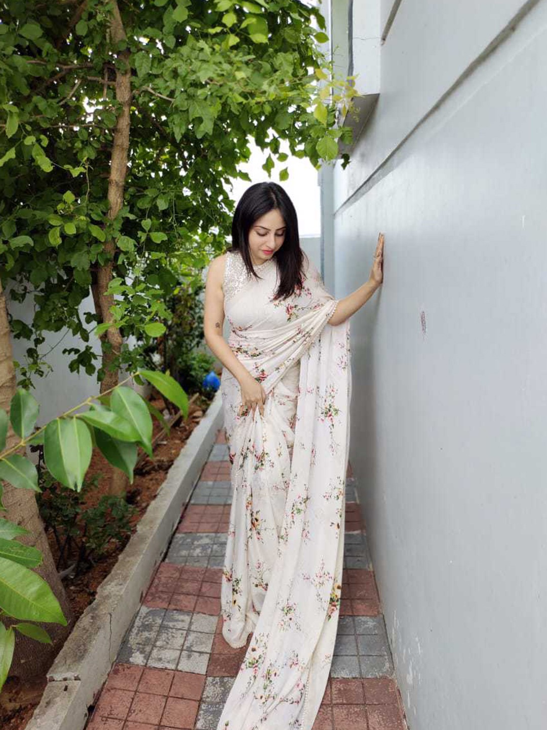 

nirja Fab Floral Printed Pure Georgette Saree, Off white