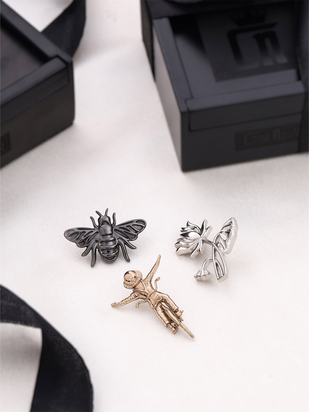 

COSA NOSTRAA Men Set Of 3 Brass Broochs, Black