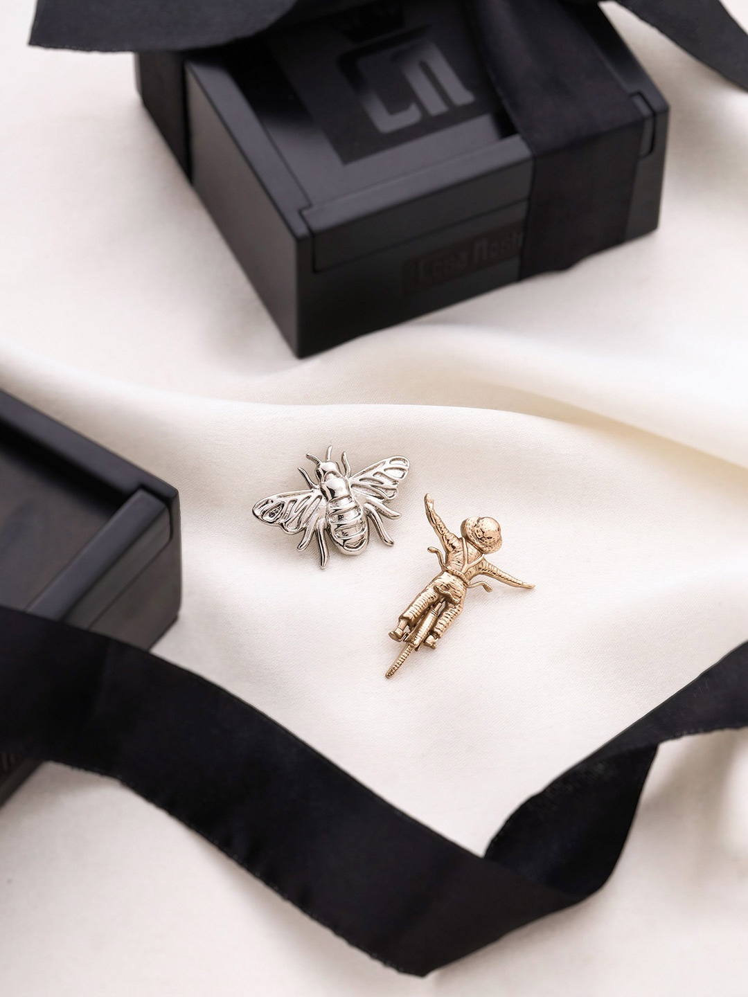 

COSA NOSTRAA Set Of 2 Textured Brooches, Silver