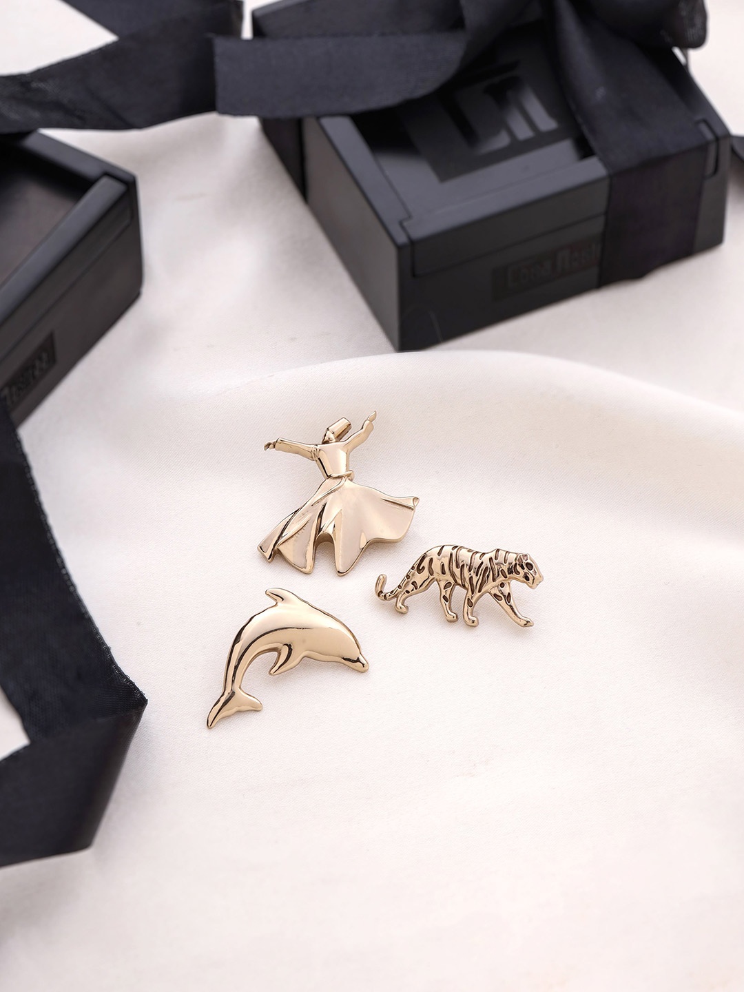 

COSA NOSTRAA Royal Clan Set Of 3 Textured Brooches, Gold