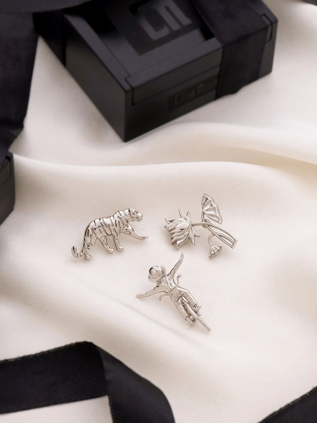 

COSA NOSTRAA Novel Nobility Set Of 3 Textured Brooches, Silver
