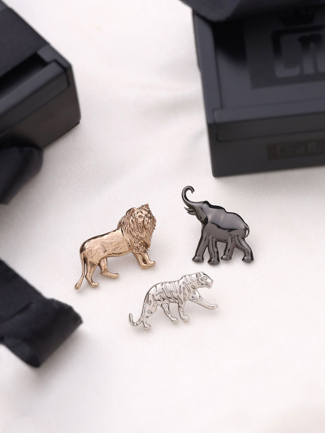 

COSA NOSTRAA Might of Wild Set Of 3 Textured Brooches, Gold