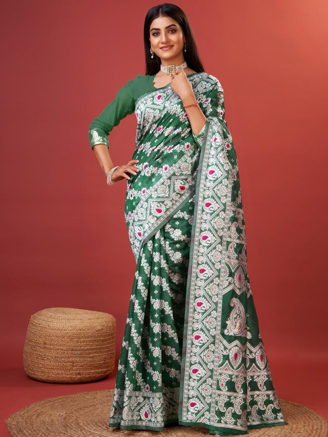 

Mitera Ethnic Motifs Printed Saree, Green