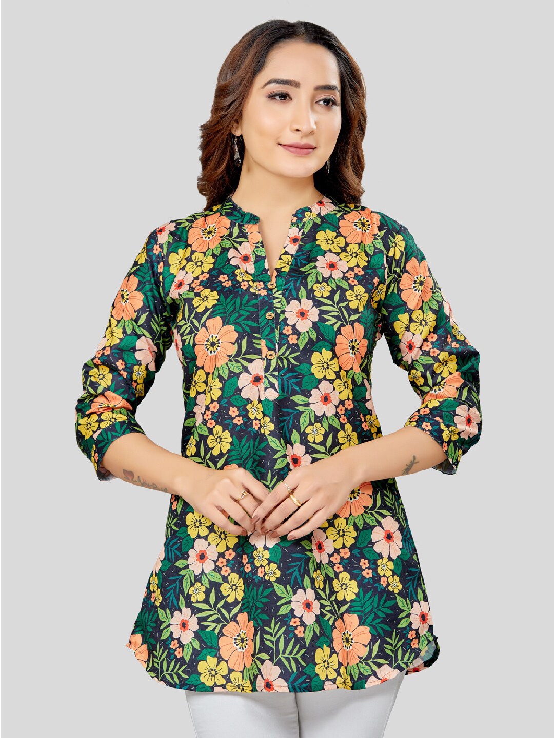 

Saree Swarg Floral Printed Mandarin Collar Straight Kurti, Black