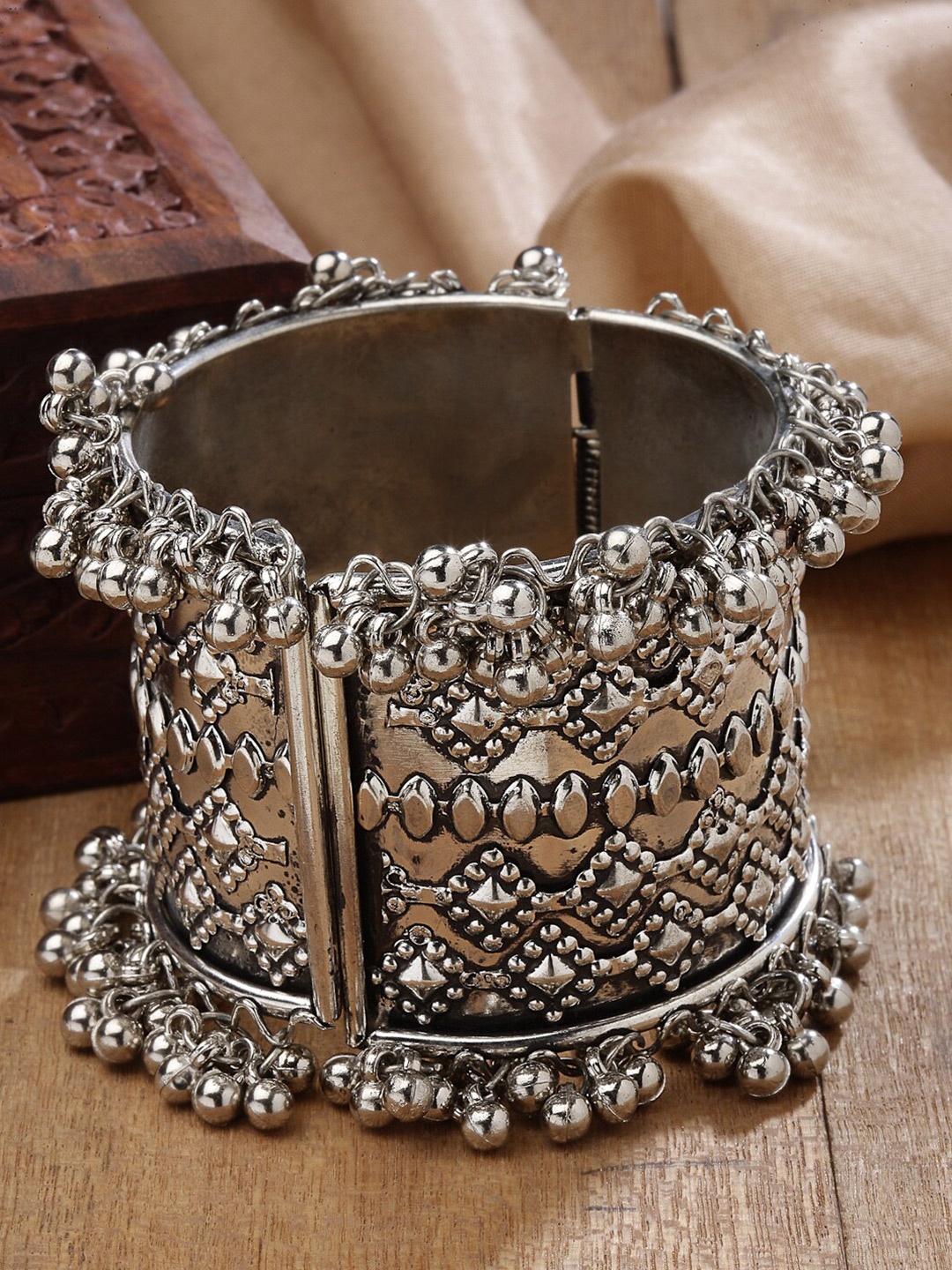 

CHUI MUI Oxidised Silver-Plated Kada Bracelet