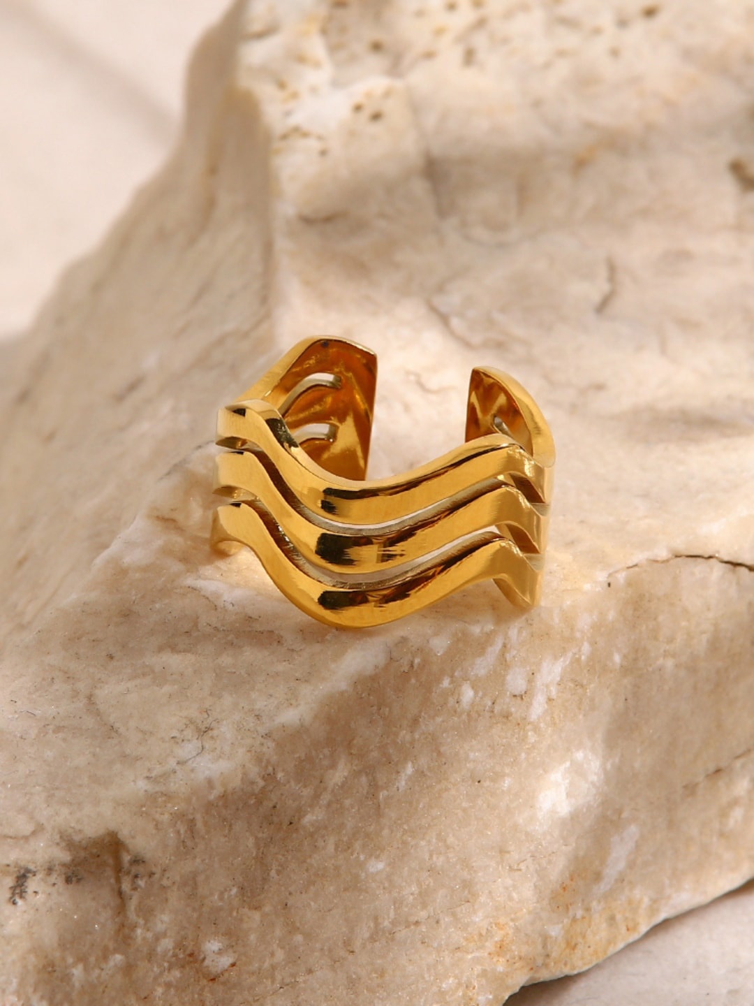 

Dorada Jewellery Gold-Plated Wave Shaped Finger Ring